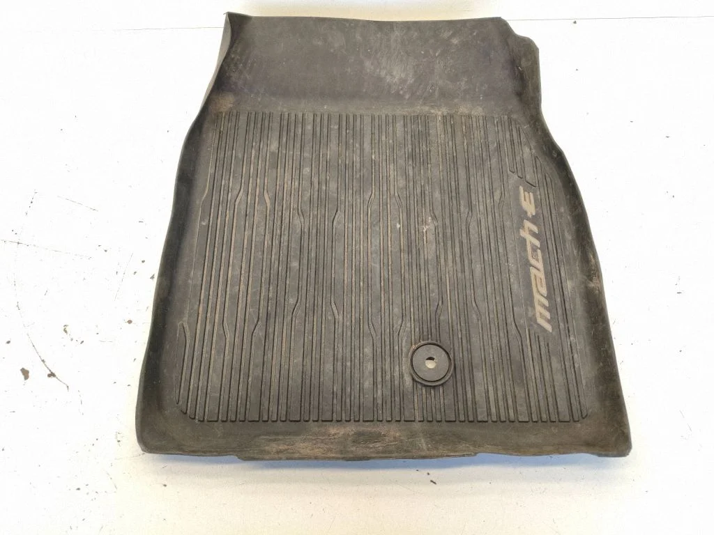 Front floor mat MJ8JR13086ABW