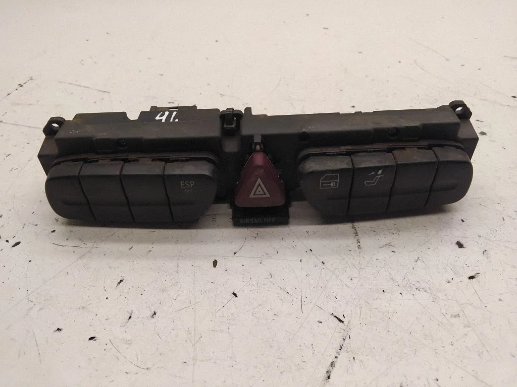 Hazard light switch – Mercedes-Benz C-Class W203 (2000-2007)