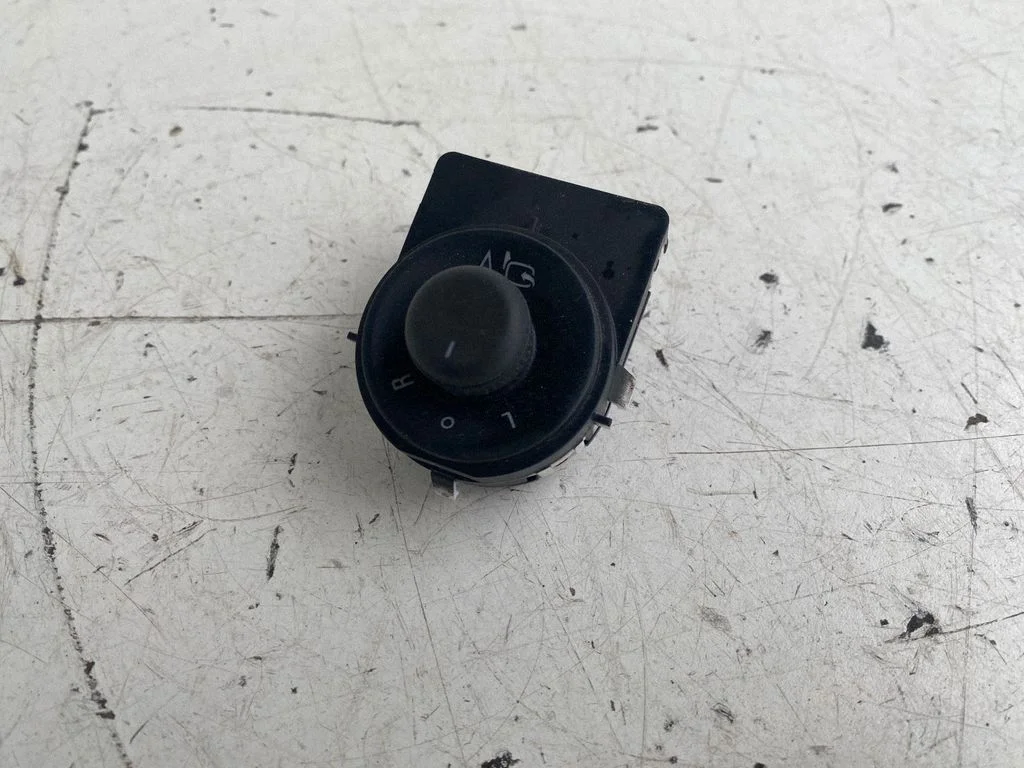 Wing mirror switch 13271833