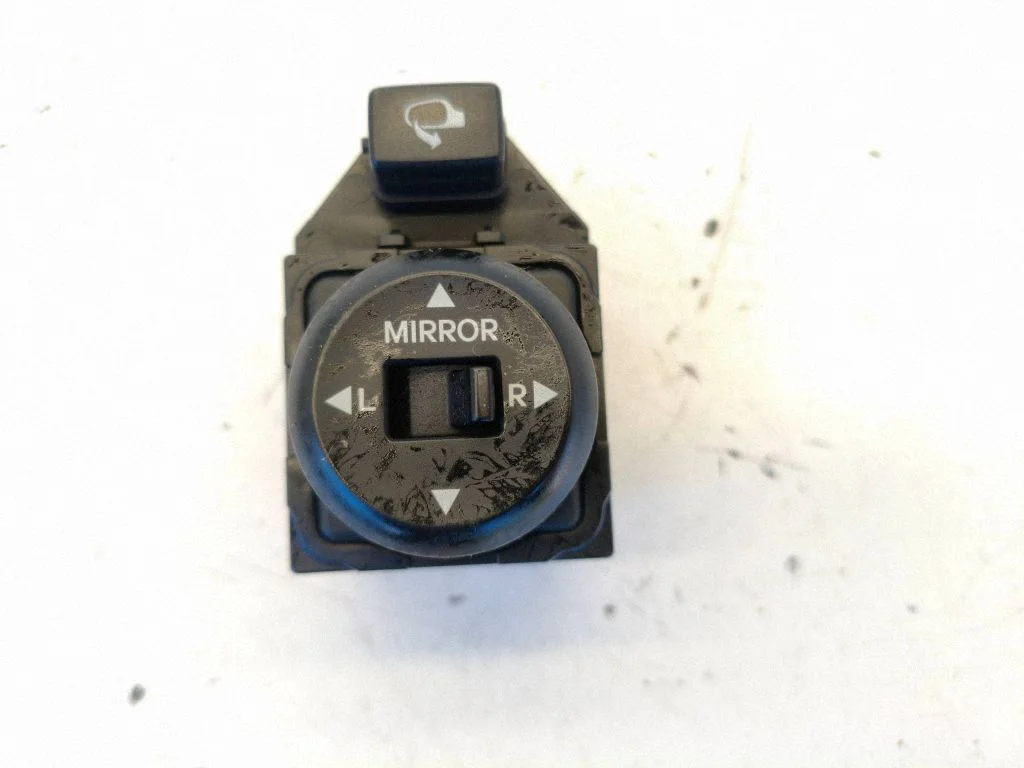 Wing mirror switch