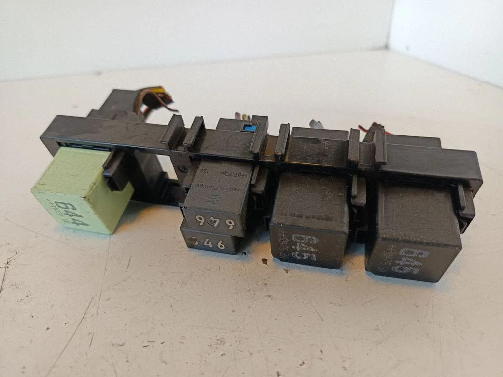 Relay mounting block 7N0937503A