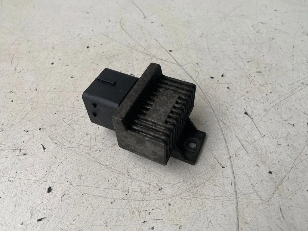 Kvēlsveču priekšuzsildes relejs