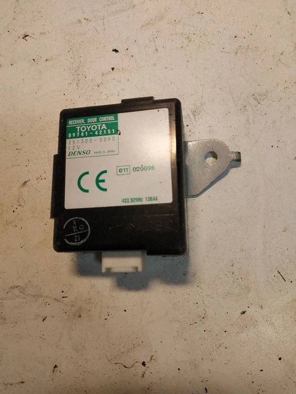 Centrālās slēgšanas vadības bloks – Toyota RAV 4 (XA20) (2000-2005)
