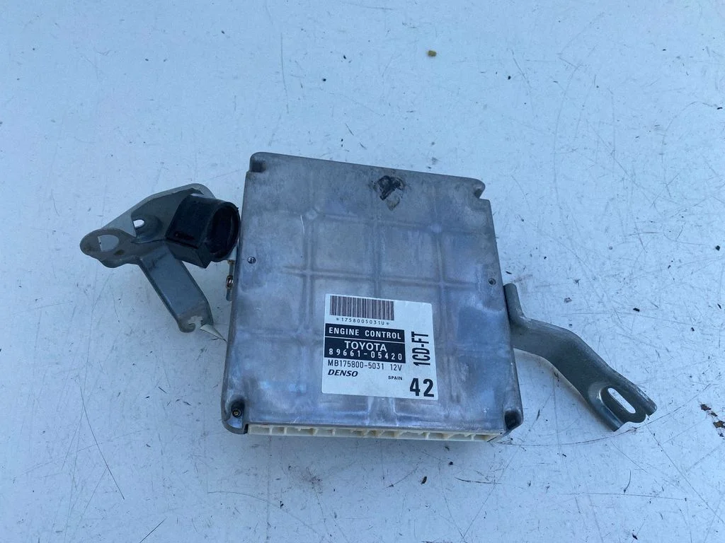 Dzinēja vadības bloks – Toyota Avensis T220 (2000-2003)