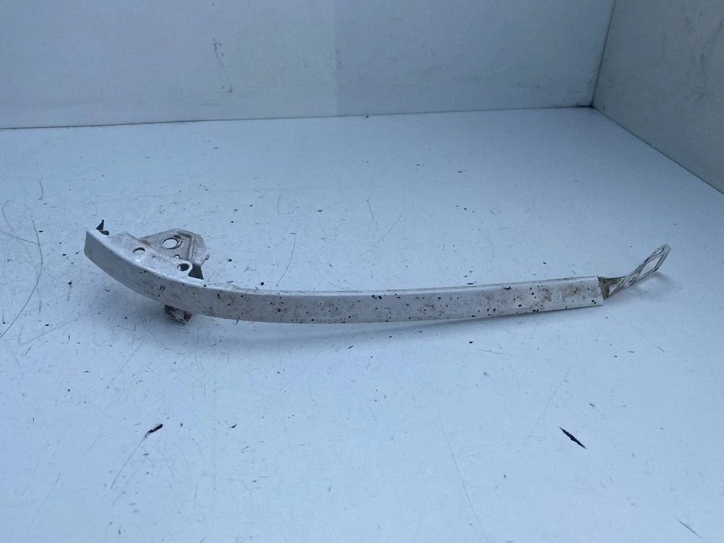 Under headlight/headlamp trim – Toyota Avensis T220 (1997-2000)