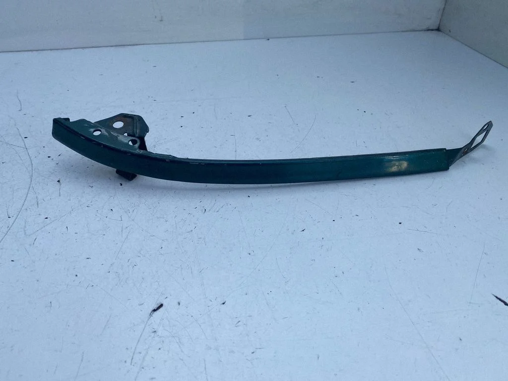 Under headlight/headlamp trim – Toyota Avensis T220 (1997-2000)