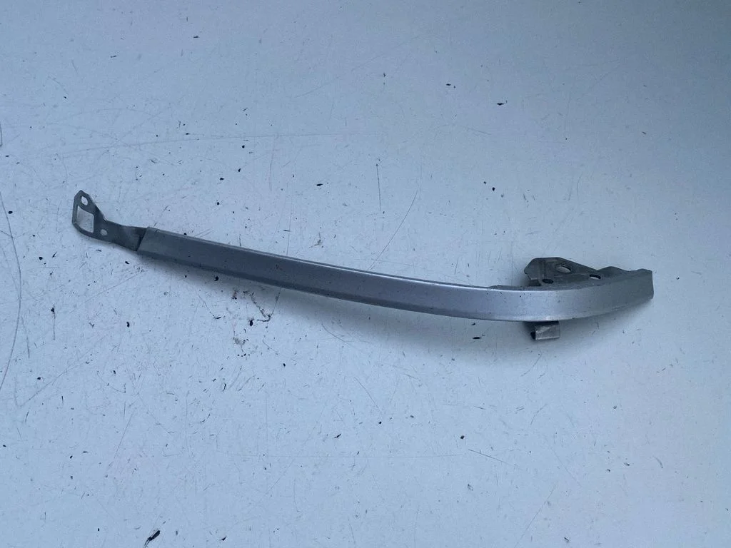 Under headlight/headlamp trim – Toyota Avensis T220 (1997-2000)