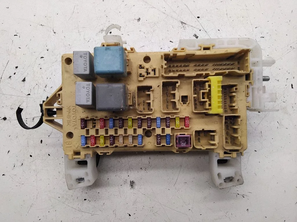 Drošinātāju bloks – Toyota Corolla Verso AR10 (2004-2009)