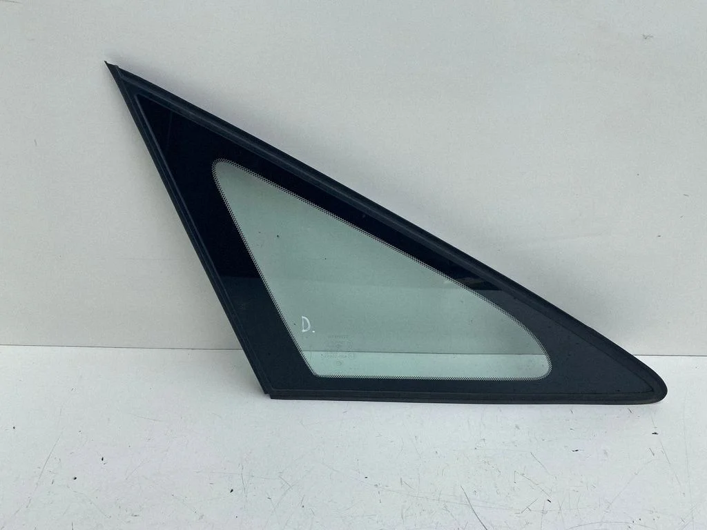Front triangle window/glass – right