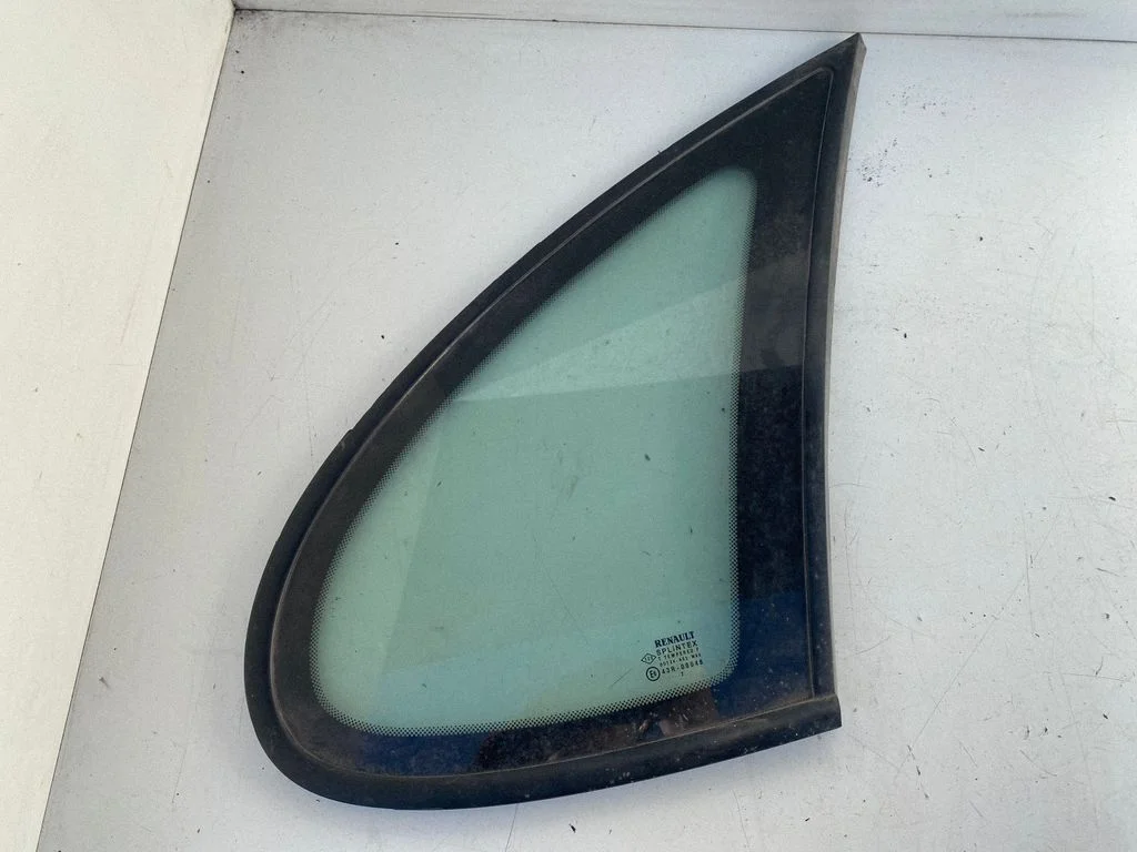 Rear side window – right
