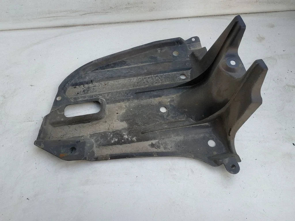 Rear bumper underbody cover/under tray – Toyota Avensis T250 (2003-2006)