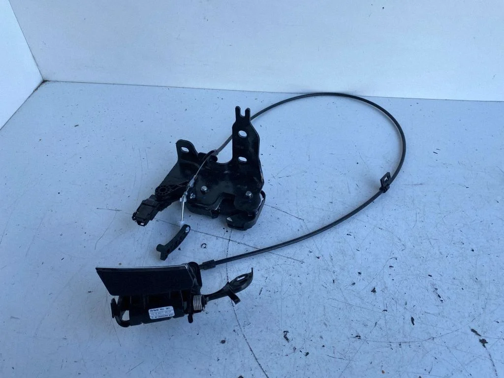 Seat back rest lock catch – Mercedes-Benz E-Class W212 (2009-2016)