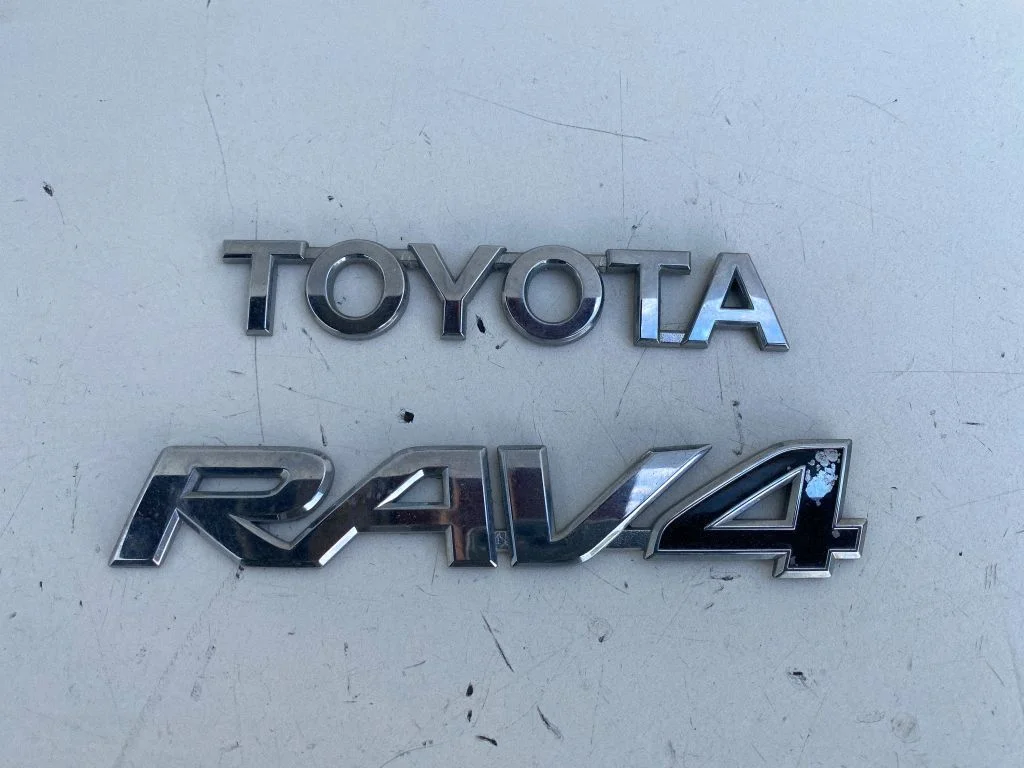 Ražotāja emblēma/modeļa burti – Toyota RAV 4 (XA30) (2006-2016)