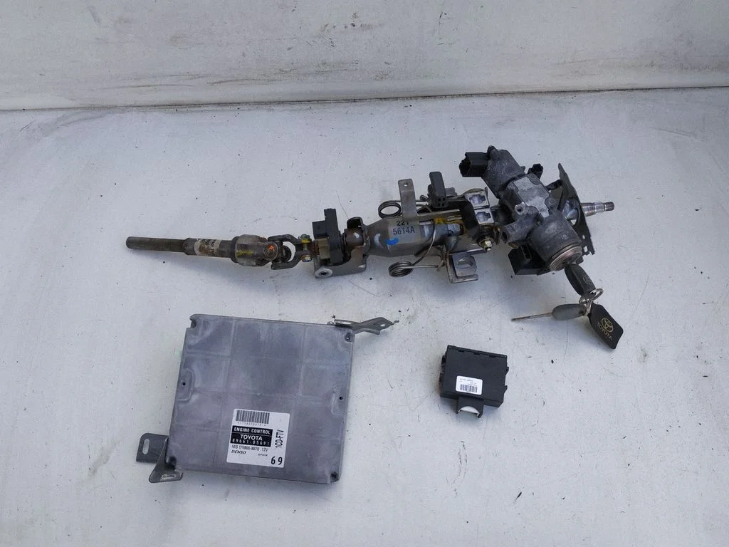 Engine ECU kit and lock set 8966105691