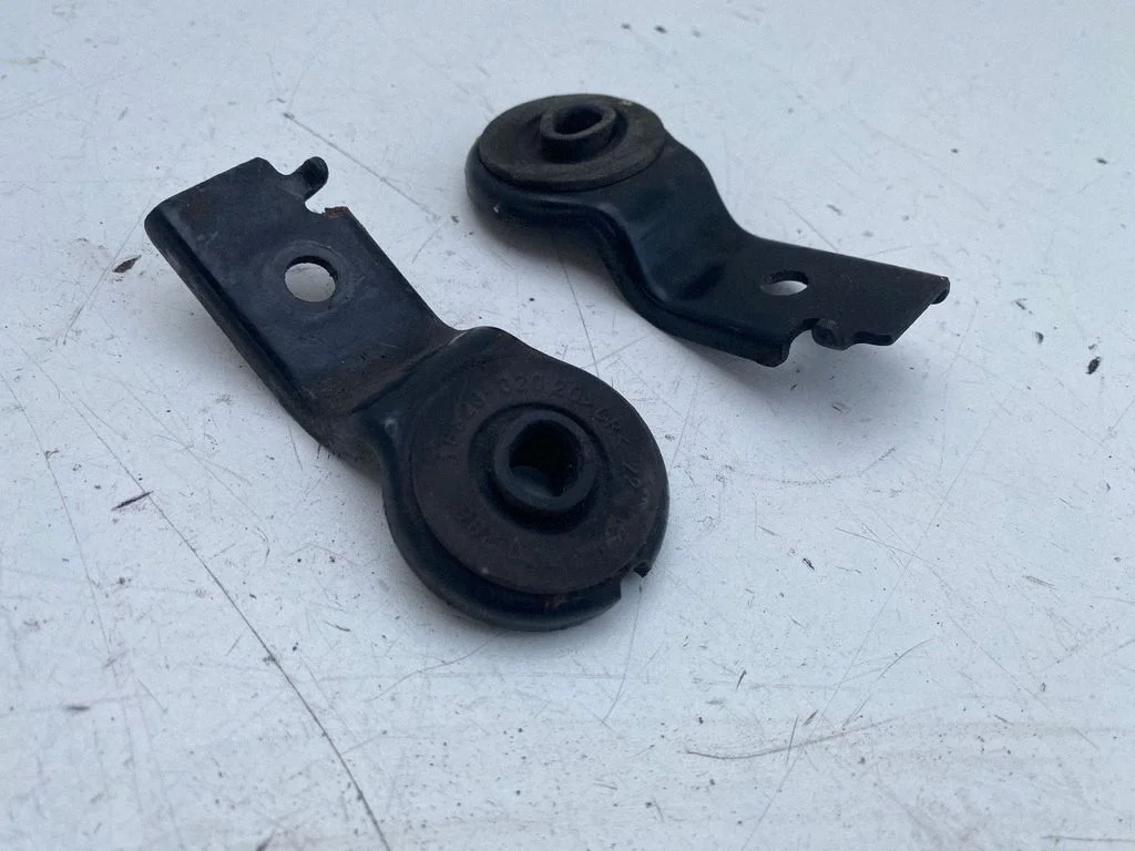 Radiator mount bracket 1662302020