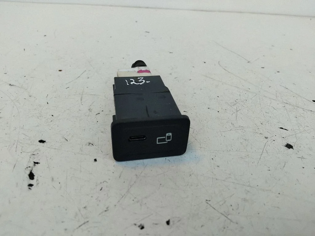 USB ligzda A2478204102
