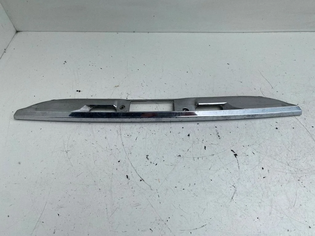 Aizmugurējā vāka numura zīmes apgaismojuma josla – Mercedes-Benz E klase W211 (2002-2009)