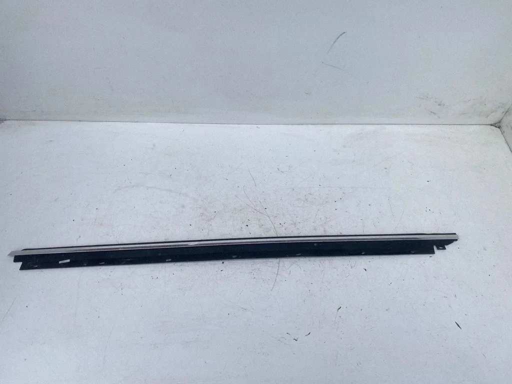 Front door glass trim molding 4B0853283C