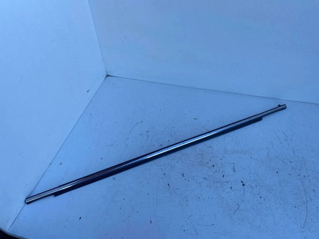 Front door glass trim molding – Toyota Avensis T250 (2003-2006)