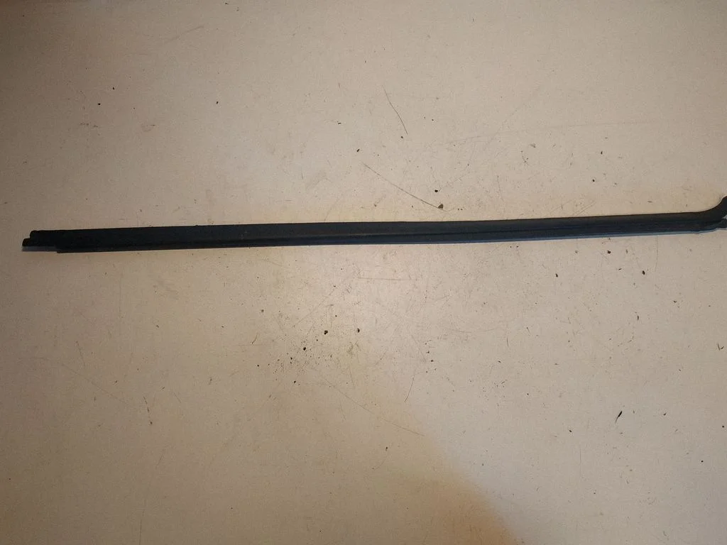 Front door glass trim molding – Volvo V70 (2000-2004)