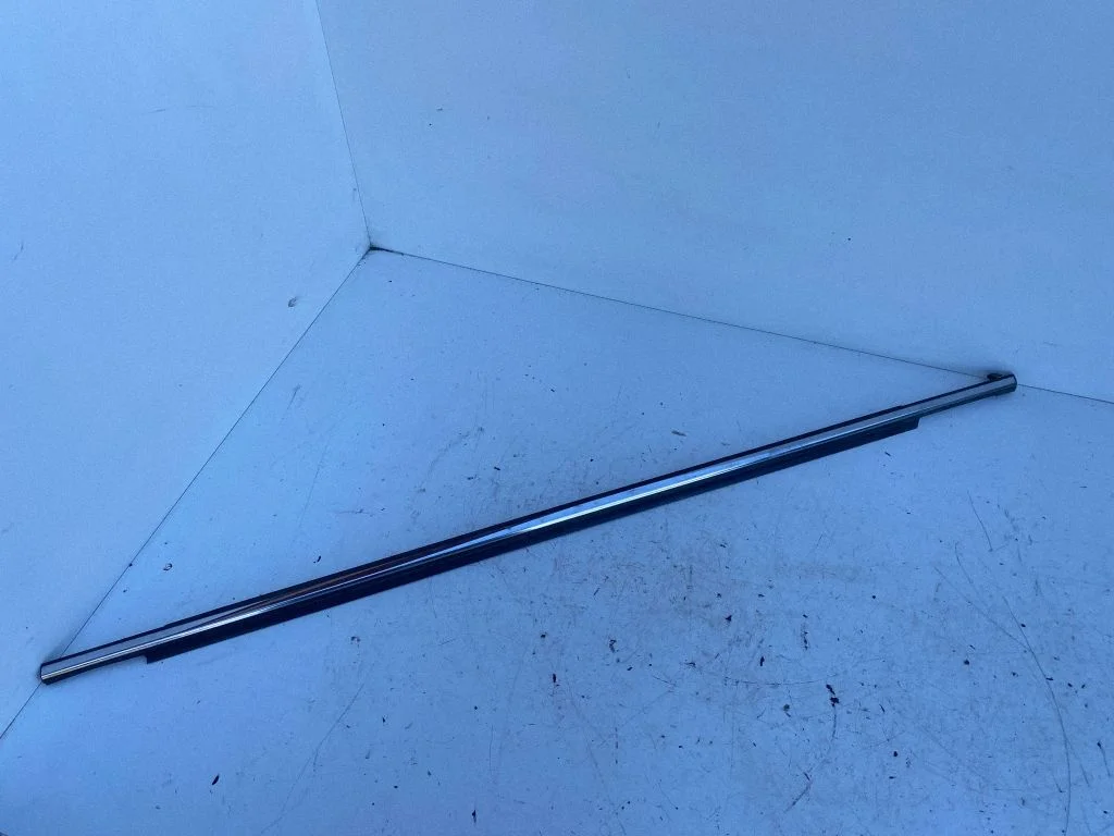 Front door glass trim molding – Toyota Avensis T250 (2003-2006)