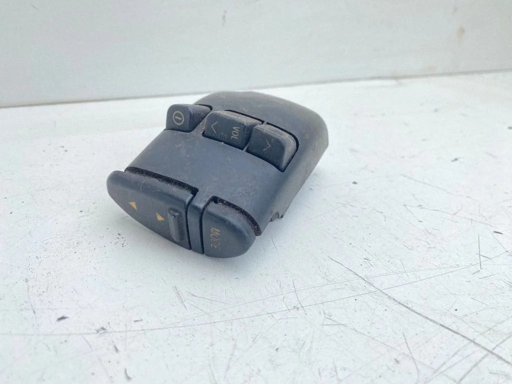 Steering wheel buttons/switches – Toyota Avensis T220 (2000-2003)
