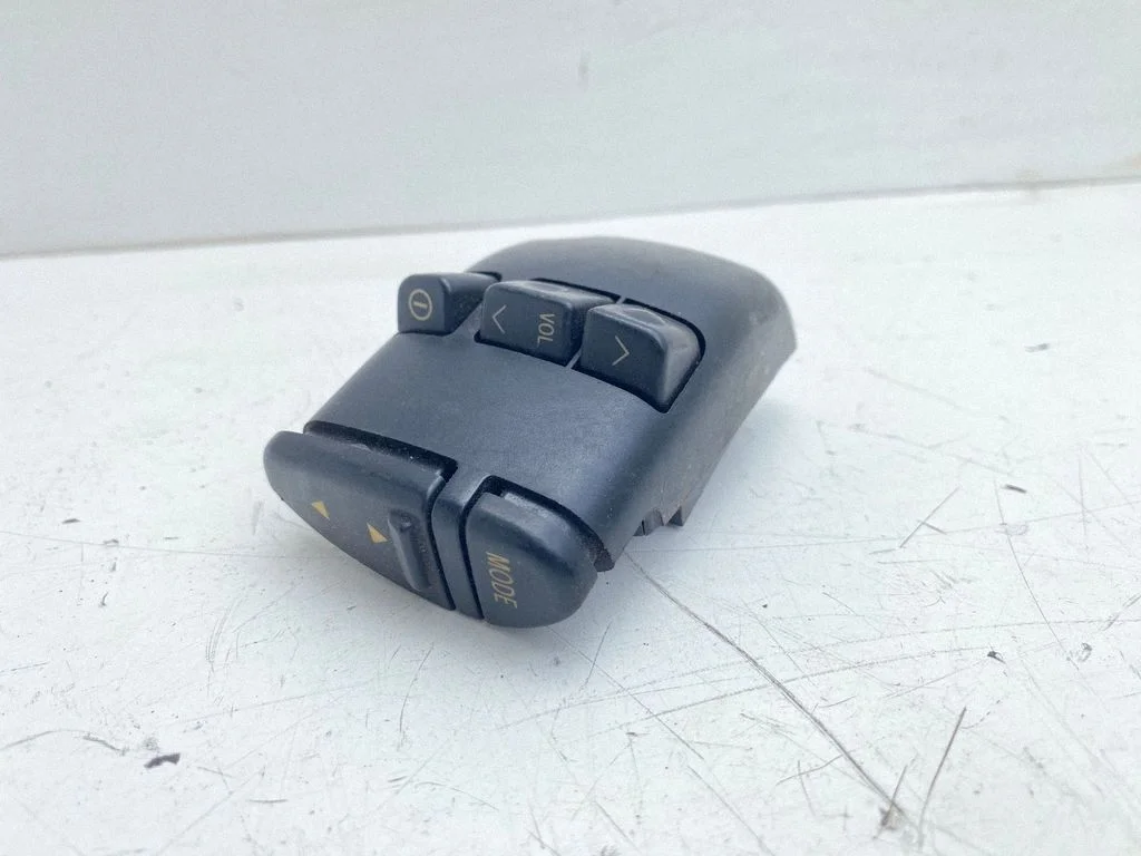 Steering wheel buttons/switches – Toyota Avensis T220 (2000-2003)