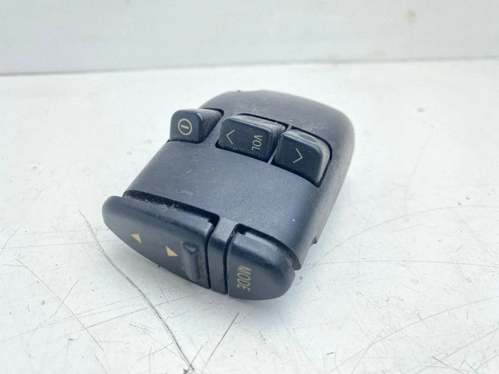 Steering wheel buttons/switches – Toyota Avensis T220 (2000-2003)