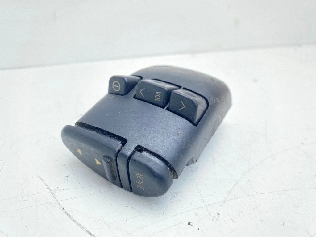 Steering wheel buttons/switches – Toyota Avensis T220 (2000-2003)