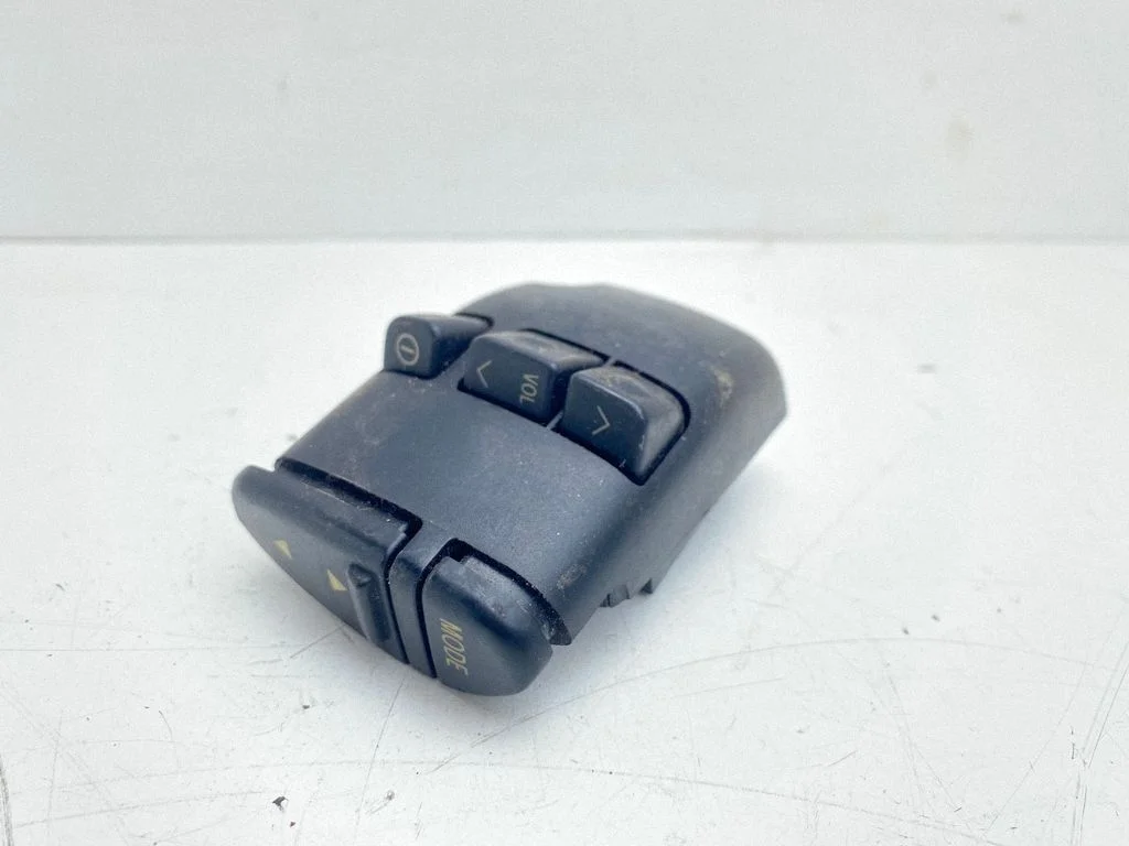 Steering wheel buttons/switches – Toyota Avensis T220 (2000-2003)
