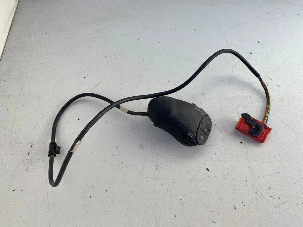 Steering wheel buttons/switches