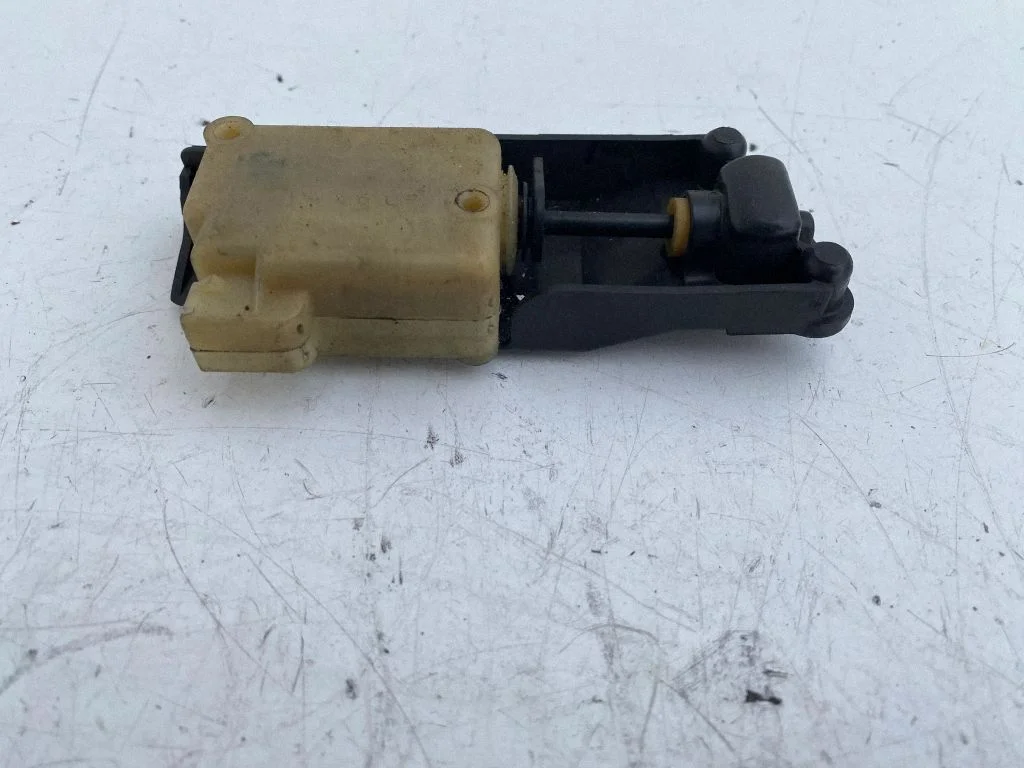 Fuel tank cap lock motor – Volvo S80 (1999-2003)