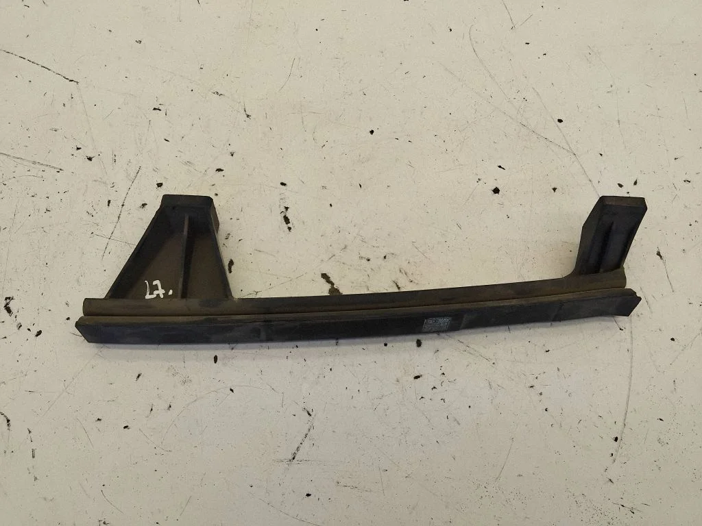 Front door windshield rail 825513W000