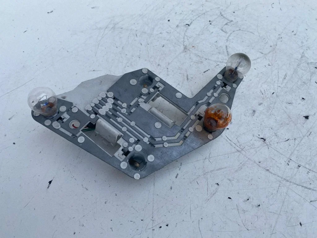 Aizmugurējā luktura spuldzes pārsegs (ligzda) 2328