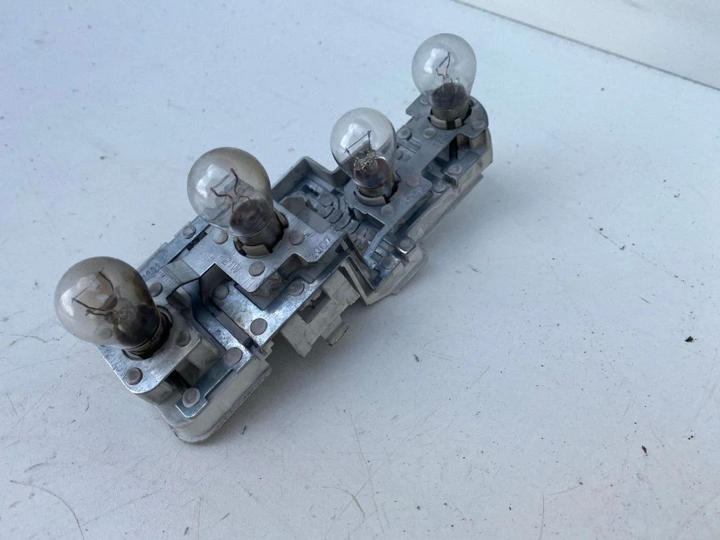 Aizmugurējā luktura spuldzes pārsegs (ligzda) 8L0945257