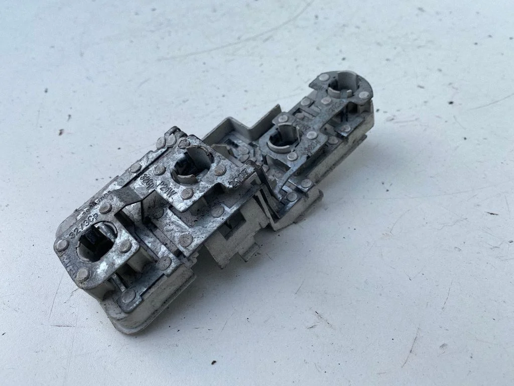 Aizmugurējā luktura spuldzes pārsegs (ligzda) 8L0945257