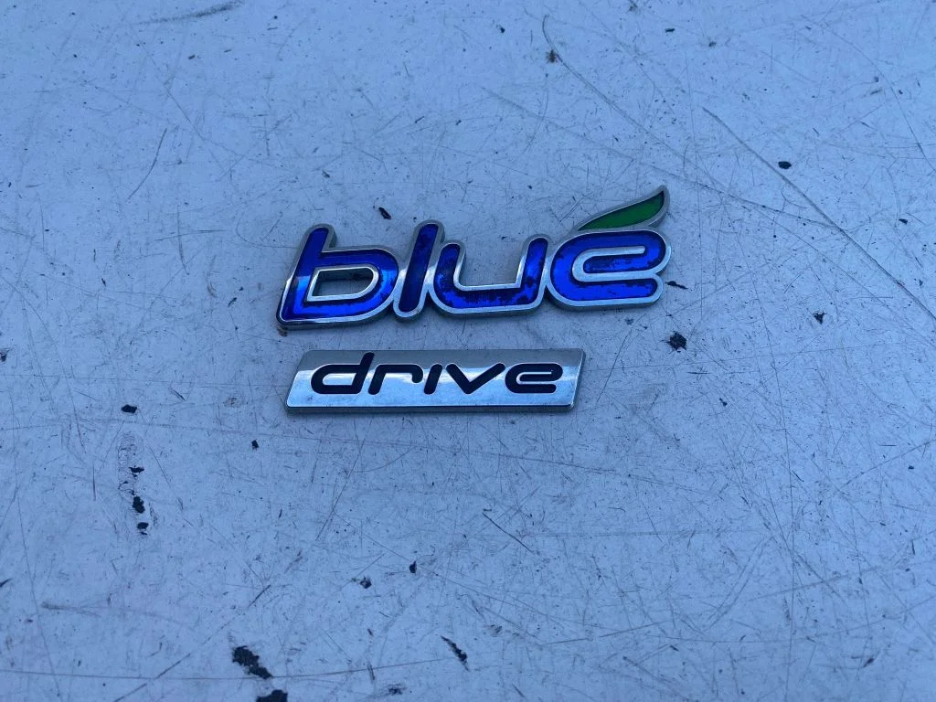 Emblemat / oznaczenie modelu na drzwiach przednich