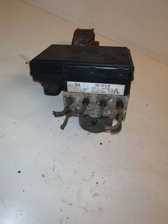 ABS block – Toyota Avensis Verso (2001-2009)