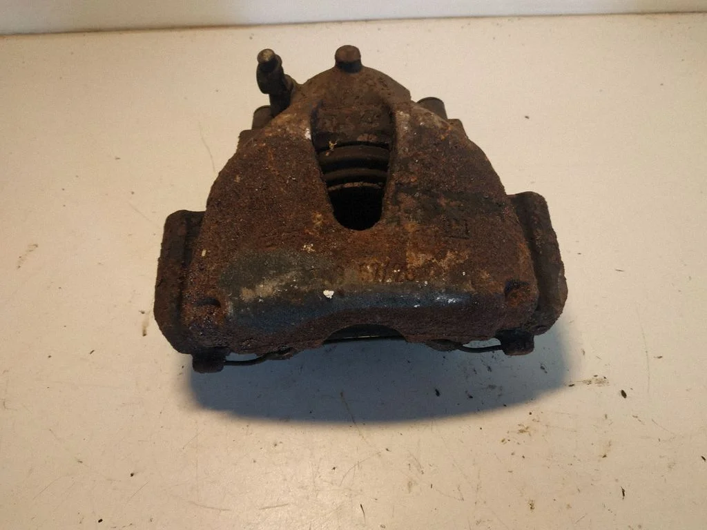 Front brake caliper – right