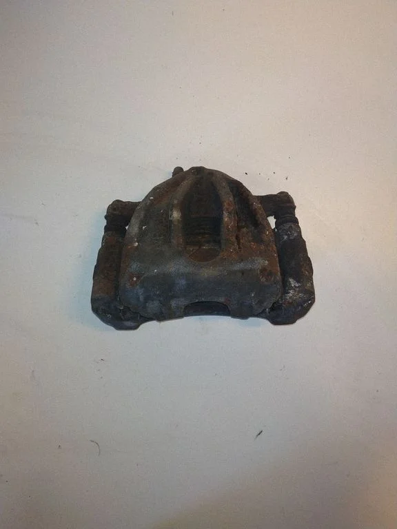 Front brake caliper – right
