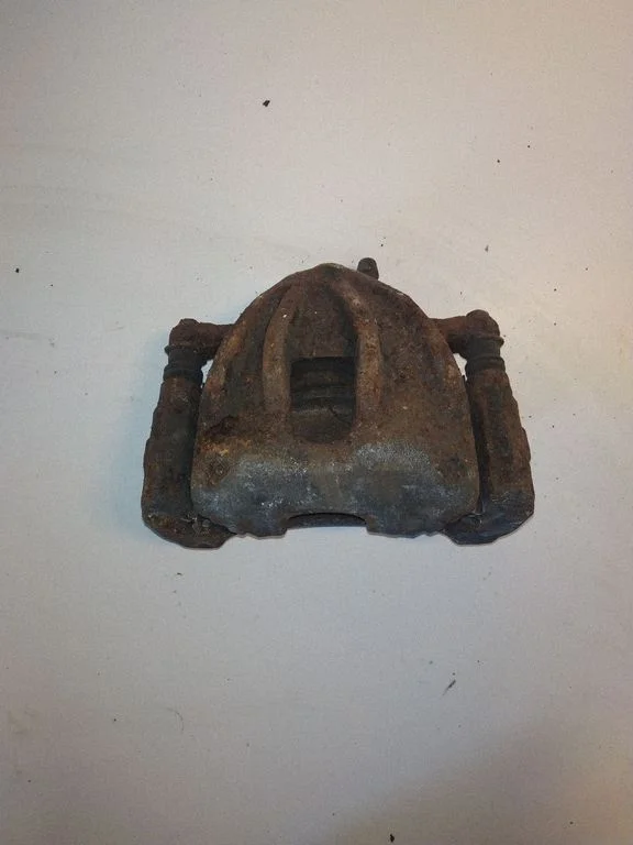 Front brake caliper – left