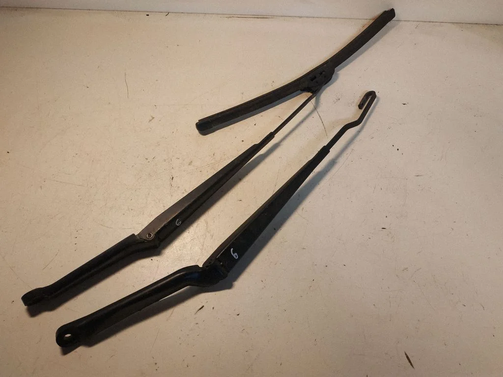 Front wiper blade arm