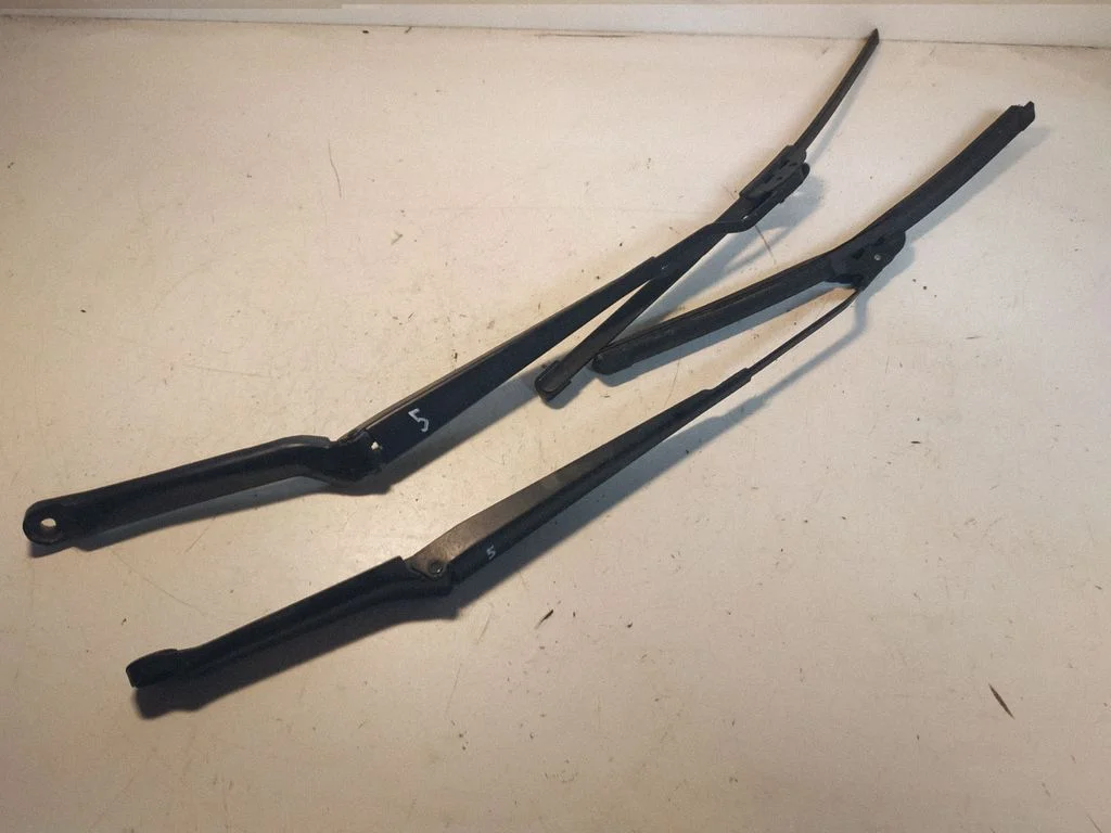Front wiper blade arm