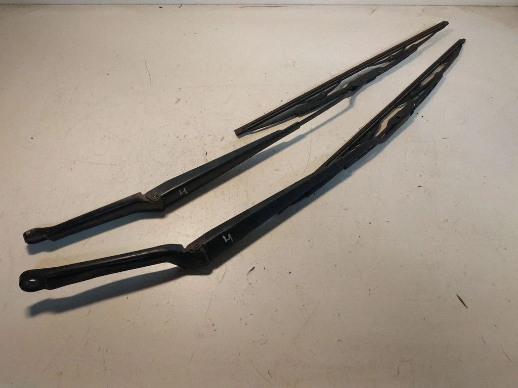 Front wiper blade arm