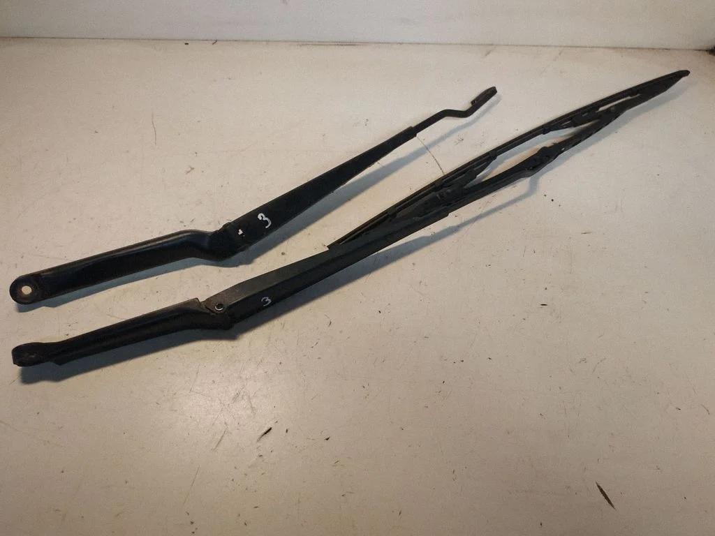 Front wiper blade arm