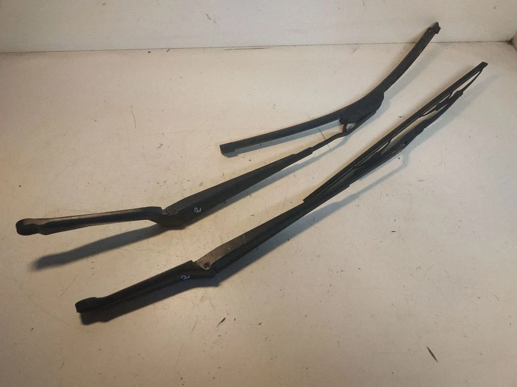 Front wiper blade arm