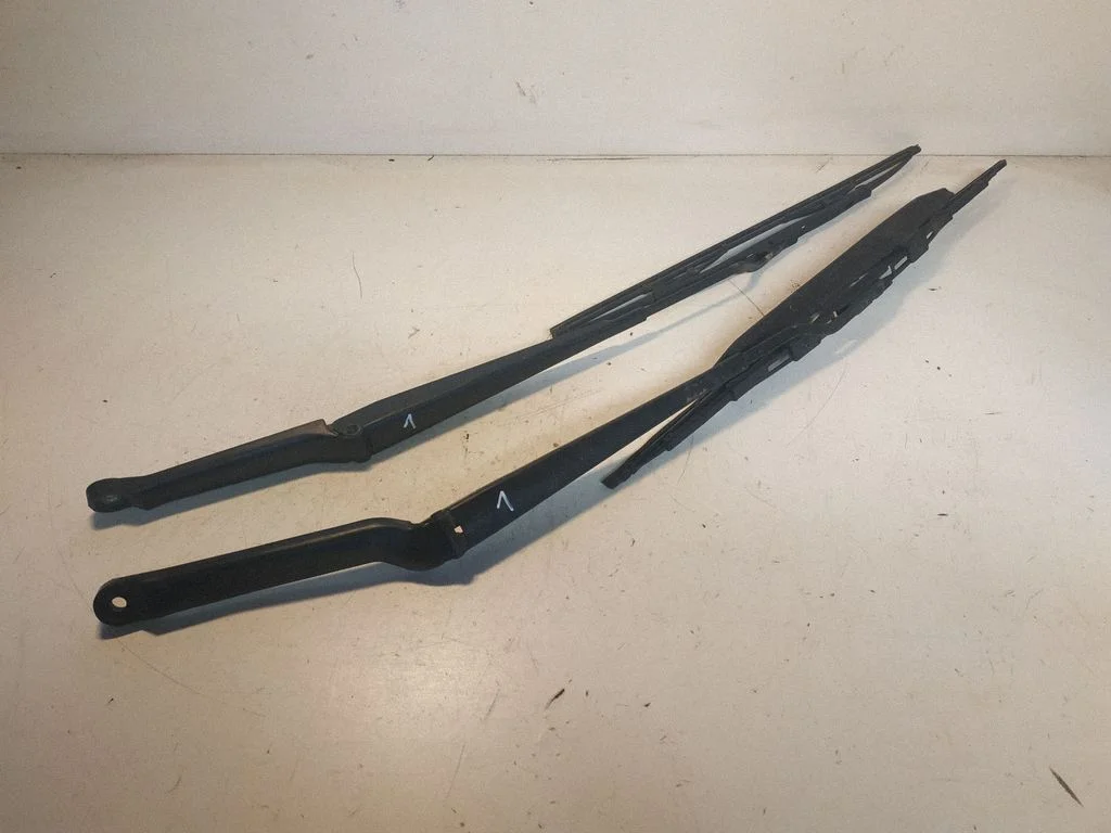 Front wiper blade arm