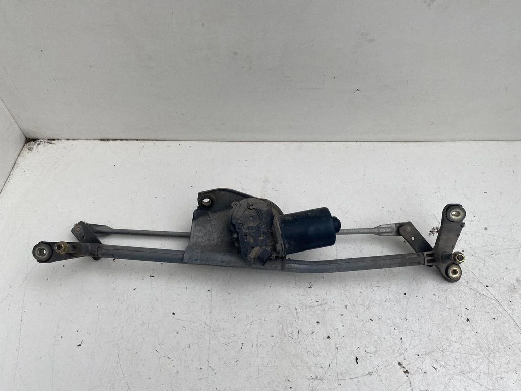 Front wiper linkage and motor – Toyota Avensis T220 (2000-2003)