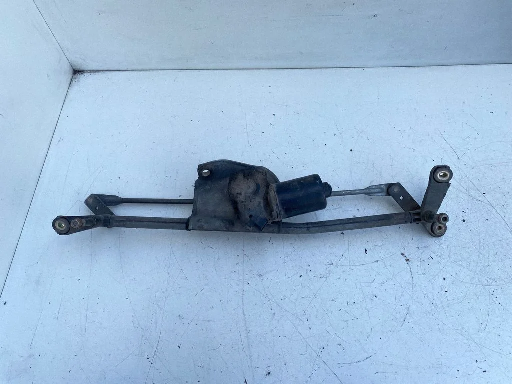 Front wiper linkage and motor – Toyota Avensis T220 (2000-2003)