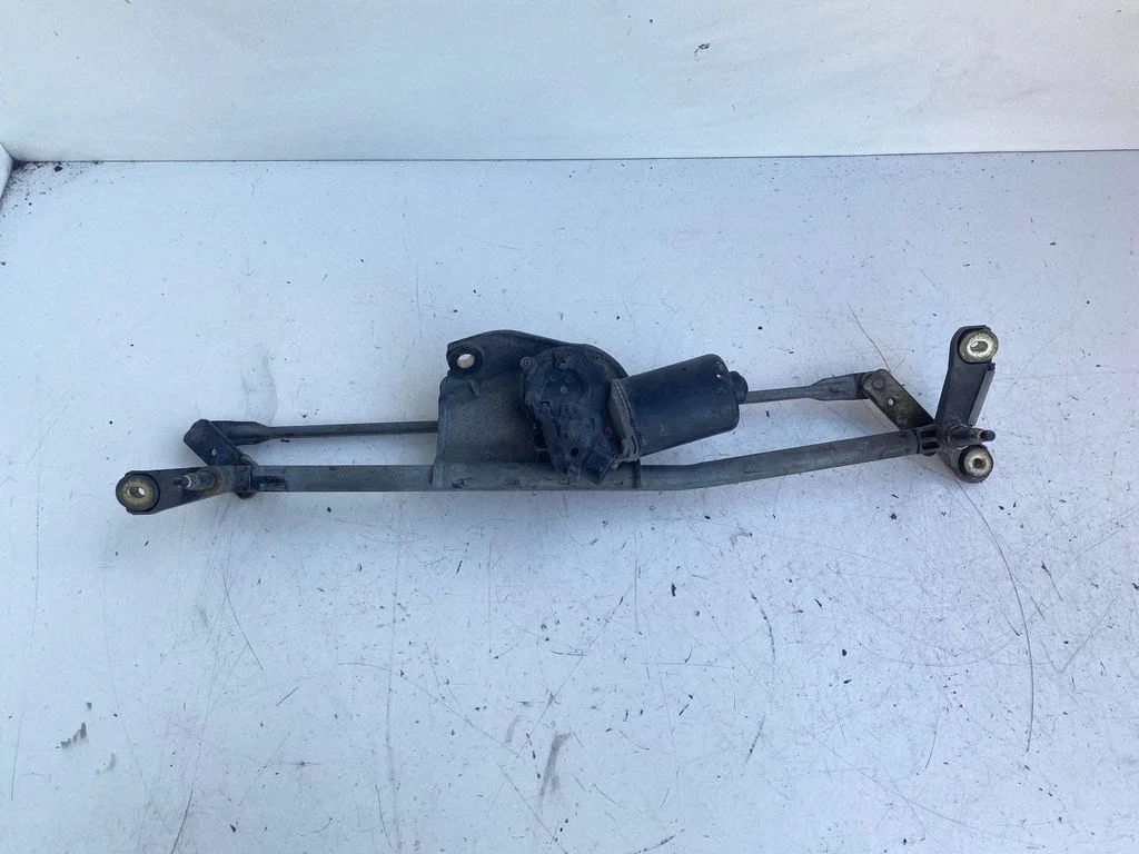 Front wiper linkage and motor – Toyota Avensis T220 (1997-2000)
